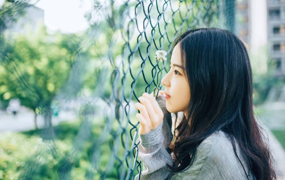 “喏。”二乔连忙躬身一礼，乖巧的退下去。